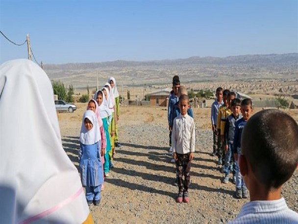هدیه دهه فجری بسیج به دانش آموزان محروم دولت اورلان