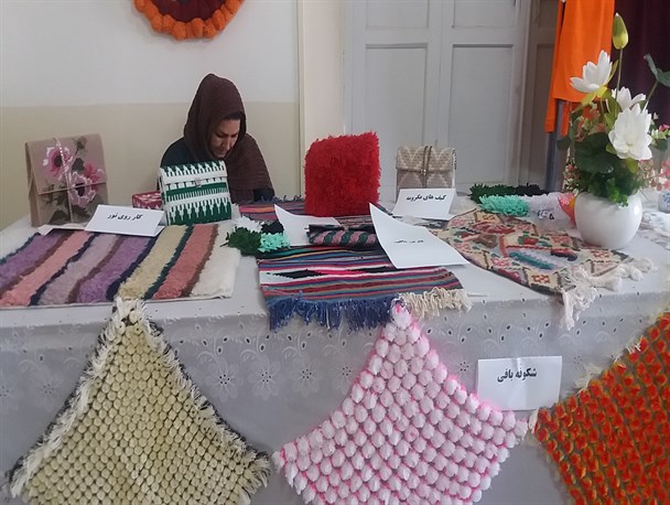 نمایشگاه صنایع دستی با بیش از 20 غرفه در کاشمر افتتاح شد + عکس