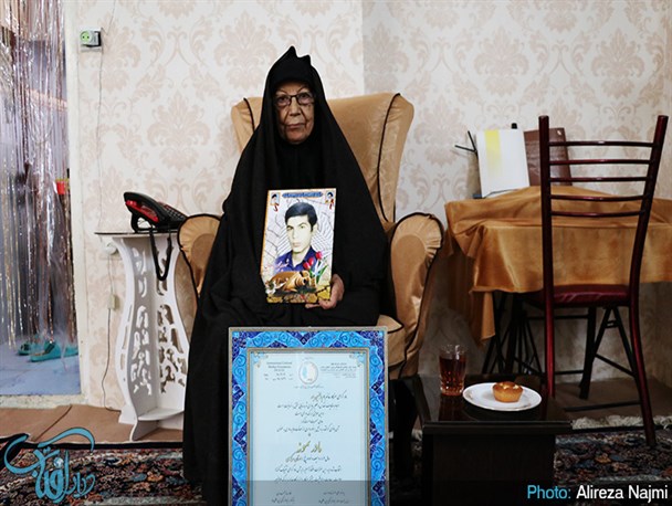 دیدار مسئولین استان مرکزی با خانواده شهدای دفاع مقدس در دهه فجر+تصاویر