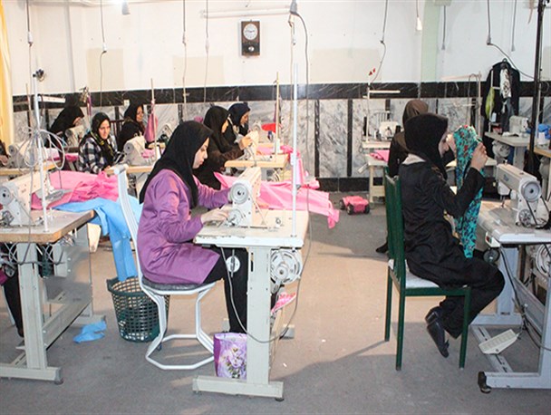 کارگاه تولیدی ام امروز پایگاه بسیج است/۵۰۰ نفر کارآفرینی با همت بانوی خیر درگزی