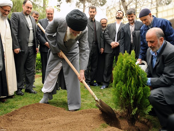 رهبر انقلاب: ایجاد فضای سبز از اولویت های مهم است
