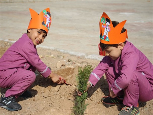 کاشت نهال توسط کودکان پیش دبستانی شهرادب +تصویر
