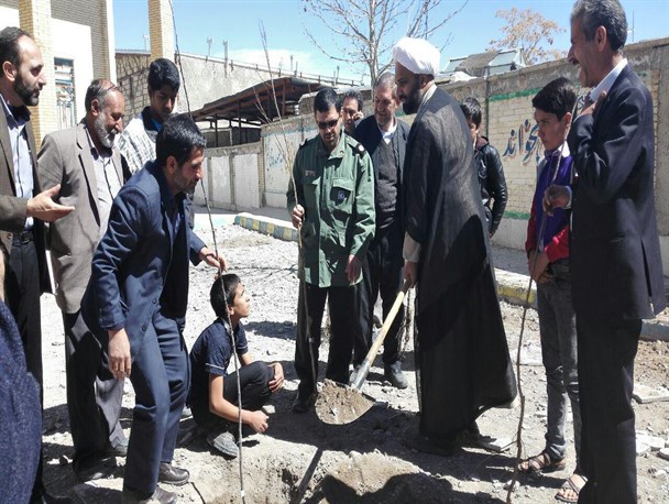 کاشت نهال توسط مسئولین به یاد شهدای گمنام شهرستان رابر/تصاویر