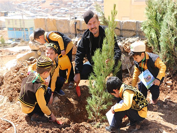 کاشت درخت توسط کودکان سپیدانی