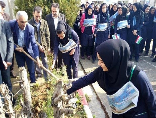 نواخته شدن زنگ طبیعت در مدارس شاهرود/ درختکاری از مصادیق مهربانی است