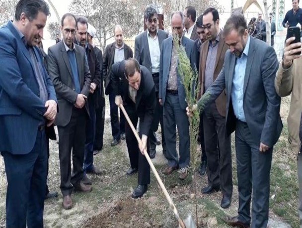 غرس نهال در روز درختکاری در خرمدره