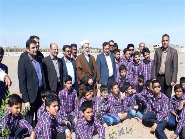 کاشت درخت در کمربند سبز اردستان/ تصاویر