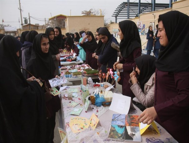 برپایی بازارچه خیریه دانش آموزی در آبیک +تصاویر