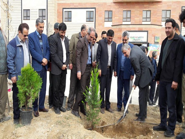 گزارش تصویری از برگزاری مراسم روز درختکاری در دانشگاه آزاد بهار