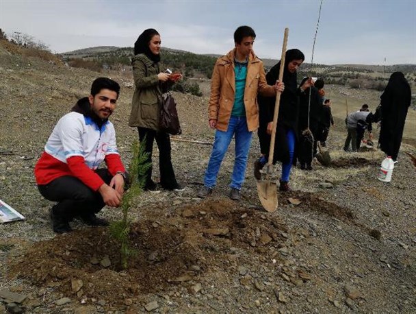 اجرای طرح "نهضت سبز" با مشارکت کانون دانشجویی هلال احمر دانشگاه سیدجمال‌الدین در اسدآباد