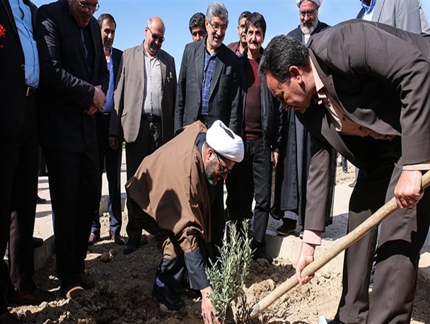 غرس نهال به نام شهدا در مبارکه/ تصاویر