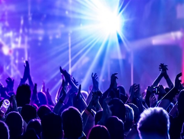 ورود خوانندگان لس‌آنجلسیِ مبتذل خوان به جده برای دستبوسی پادشاه سعودی