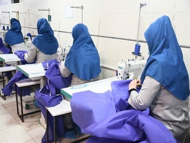 اشتغال ۴۰ زن بی‌سرپرست در منطقه‌ای که ۲۸۰ خانواده زیر خط فقر دارد/ ارتزاق ۴۰۰ خُرمدشتی از تولید روزانه ۷ هزار البسه پزشکی