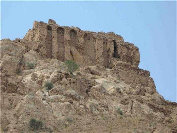 قیز قلعه یا قلعه دختر ساوه ، اثر باستانی بر فراز کوه+ عکس