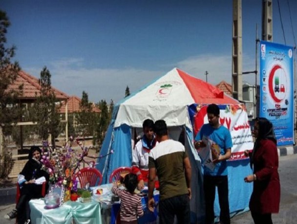 فعالیت ۲۰ عضو جوان هلال احمر نایین در طرح ملی ایمنی مسافران نوروزی/ حضور ۱۲۱ کودک درکمپین نه به تصادفات جاده‌ای نایین