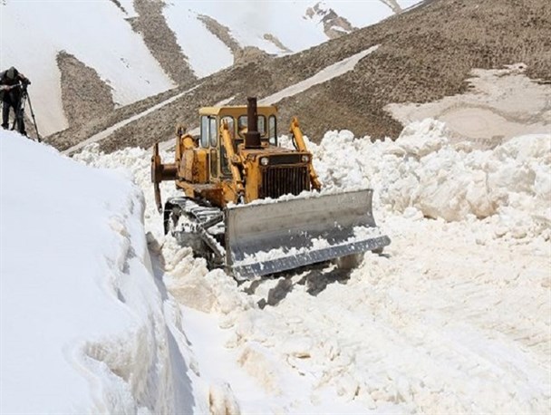 بازگشایی راه دهستان موگویی کوهرنگ از محاصره برف آغاز شد