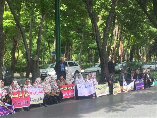 برخی از اهالی روستای ابیانه در اعتراض به عملکرد دهیاری، تجمع کردند+عکس