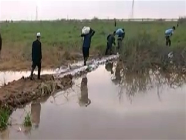 نجات یک روستا به همت جوانان و نیروهای امدادی/ خطر افزایش آب در آق قلا