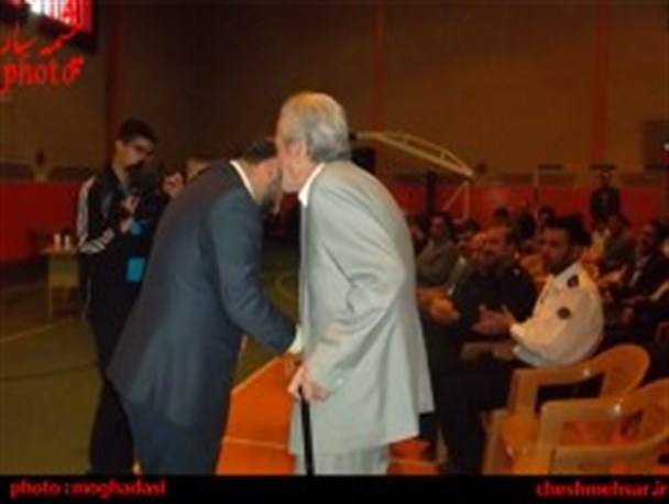 فرماندار بر دستان معلم پیشکسوت خوانساری بوسه زد