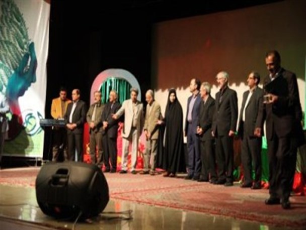 تجلیل از هنرمندان نوجوان بناب در مراسم جشن اردیبهشت تئاتر