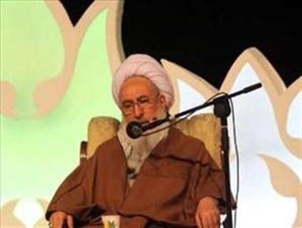 عده ای نادان یا مزدور برای تضعیف اسلام و انقلاب به جایگاه شهدا، ارکان نظام و شورای نگهبان اهانت می کنند/ نباید اجازه ی اشاعه ی سخنان سخیف در افکار عمومی داده شود