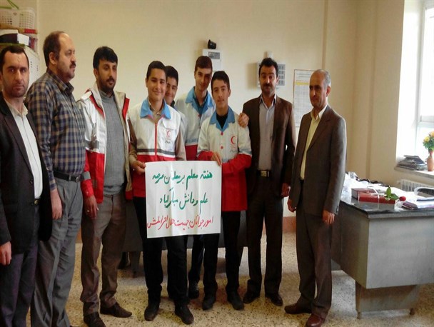 اهدا گل به معلمان مدارس روستایی توسط اعضا جوانان هلال احمر