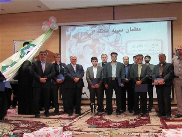 مراسم شورای اداری و تجلیل از معلمان نمونه تیران و کرون برگزار شد/ تصاویر