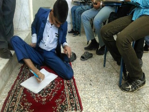 دانش آموز معلول کهگیلویه وبویراحمدی تکالیف خود را با پا می نویسد + تصاویر