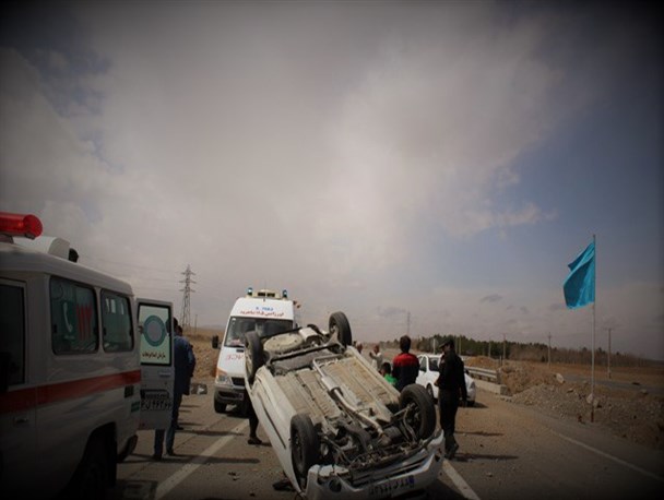 واژگونی خودروی تیبا پس از تصادف با تریلر در جاده فولادشهر به زرین‌شهر