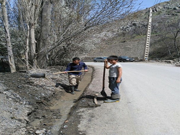 پاکسازی رودخانه روستای کنگ توسط اهالی+تصاویر