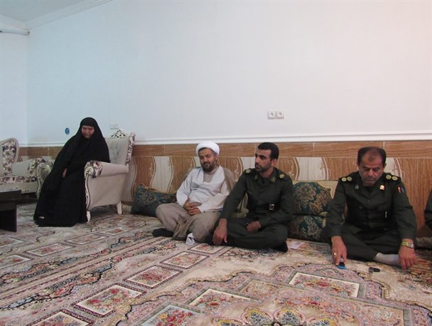 دیدار مسئولان سپاه با تنهاخانواده شهید جهادگر لنده ای+تصاویر