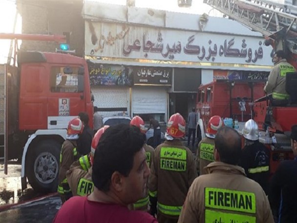 بزرگترین فروشگاه مواد غذایی در راهبند ساری دچار حریق شد