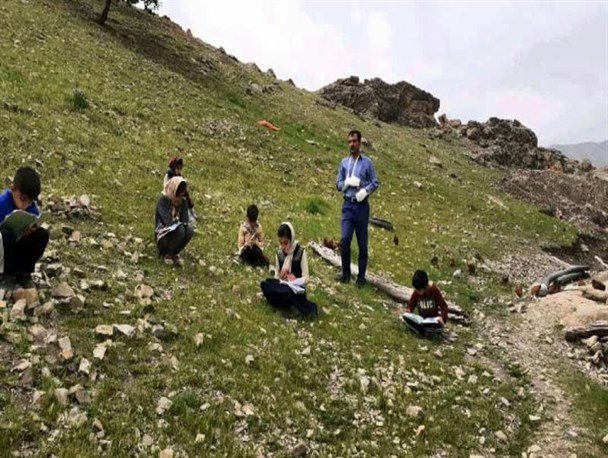ماجرای آقامعلم فداکاری که با دست‌های شکسته تدریس می‌کند