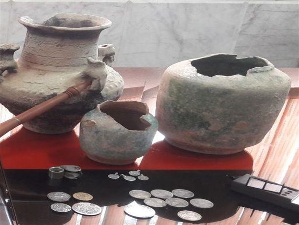 کشف ظروف سفالی و سکه‌های عتیقه در نیشابور