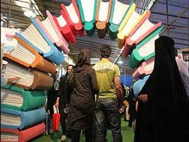 نمایشگاهی برای گزارش دهی یکی از ادارات کل / برگزاری نمایشگاه کتاب در گرمای 44 درجه ای گرگان!