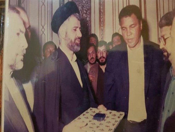 اهدای هدیه مجلس شورای اسلامی به بوکسور مشهور جهان