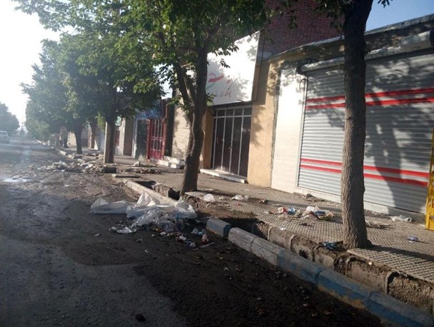 سرگردانی زباله ها در سطح خیابان های شهر رابر