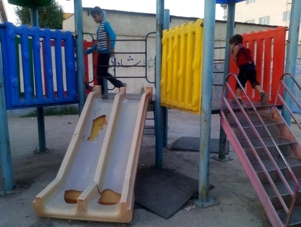 بازسازی پارک شهید بهشتی بروجرد در اوج تفریح/دلسردی کودکان از بازی با سرسره های شکسته