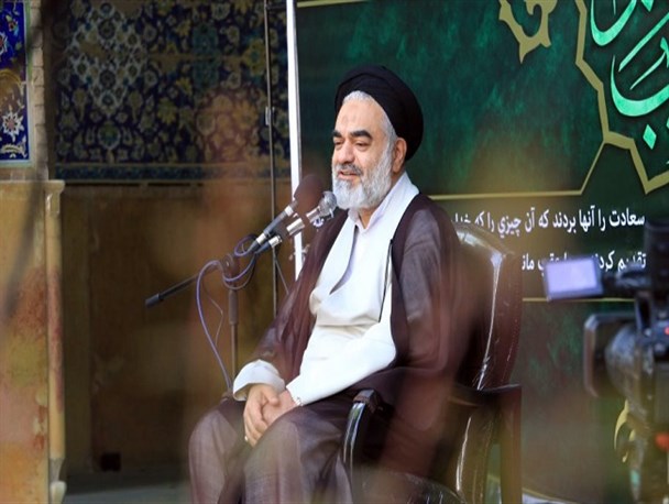 دیدار صمیمانه آیت الله مهدوی با خانواده شهدای مدافع حرم اصفهان/ تصاویر