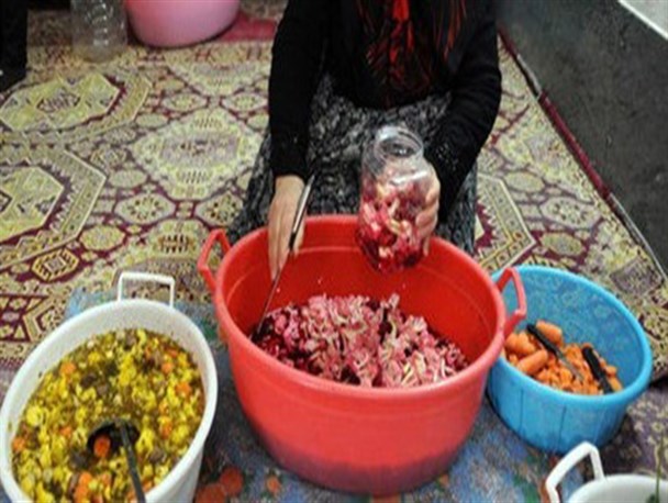 ۱۸ سال است با تولیدات خانگی زندگی خود و ۲  فرزندم را تأمین می کنم / محصولات خانگی بازار فروش متمرکزی ندارند