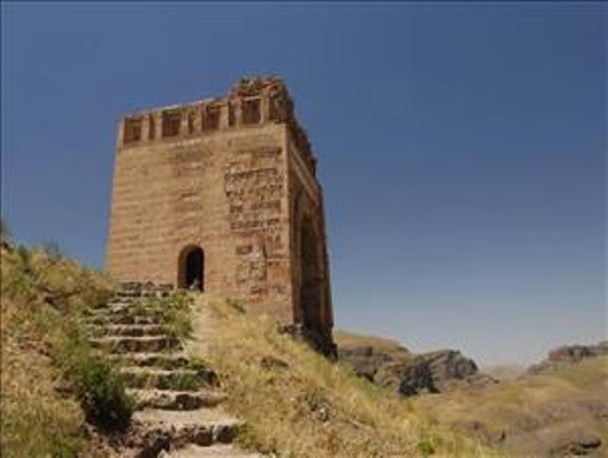 دژی که نماد قدمت و تمدن است/ معماری دقیق و بانظم ایران باستانِ در قلعه‌ی ضحاک