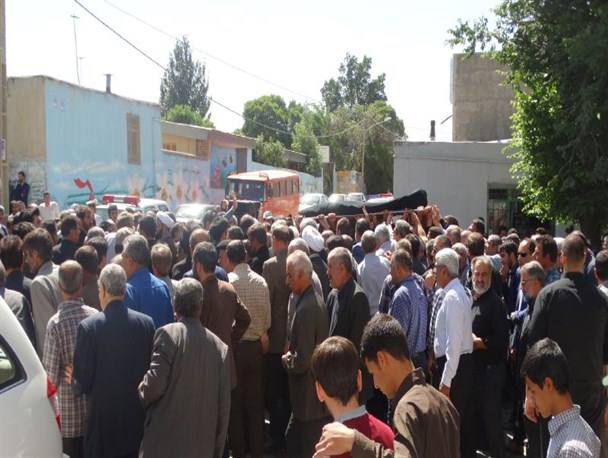 مراسم تشییع پیکر مادر سرداران شهید میرشاکی در الیگودرز برگزار شد +تصویر