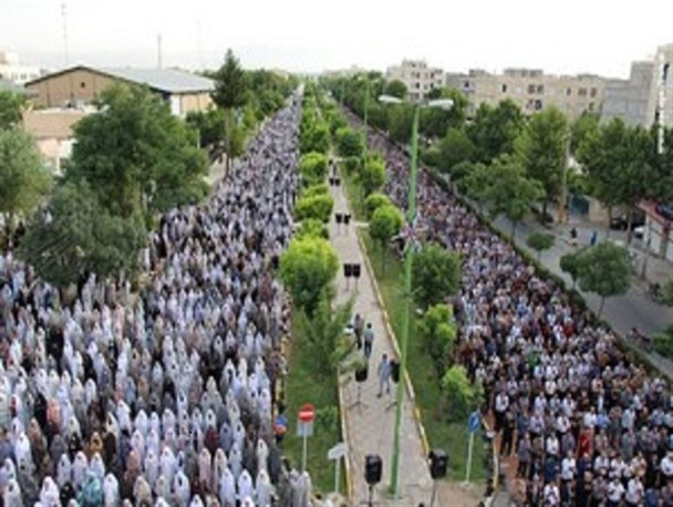 مردم شهرستان البرز پایان ماه میهمانی خدا را با اقامه نماز عید فطر جشن گرفتند