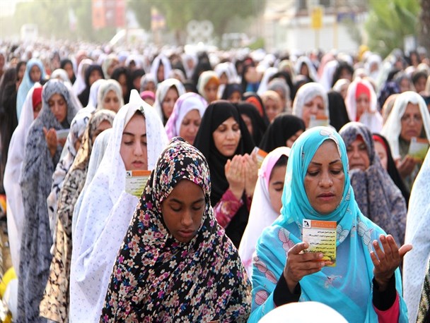 بانوان هرمزگانی با پوشش زیبای بندری در نماز عید فطر+تصاویر