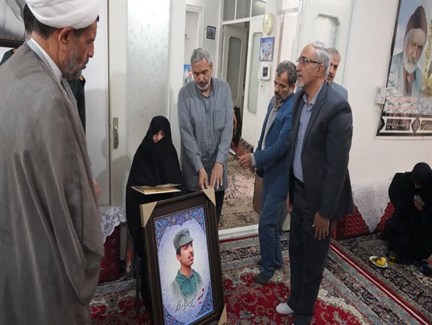 چشمان قاب‌گرفته شهدا در دستان ۱۲۰ خانواده شهید در قم