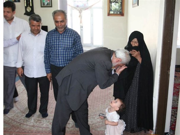 بوسه فرمانده لشکر ۳۱عاشورا بر دستان مادر سردار شهید رحیم واحدی +تصاویر