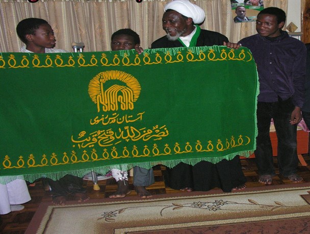 پیکر مجروح شیخ زکزاکی در درون زندان به پرچم رضوی متبرک شد