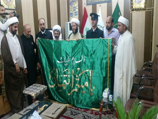 پرچم آستان حضرت میثم تمار به کاروان «زیر سایه خورشید» اهدا شد