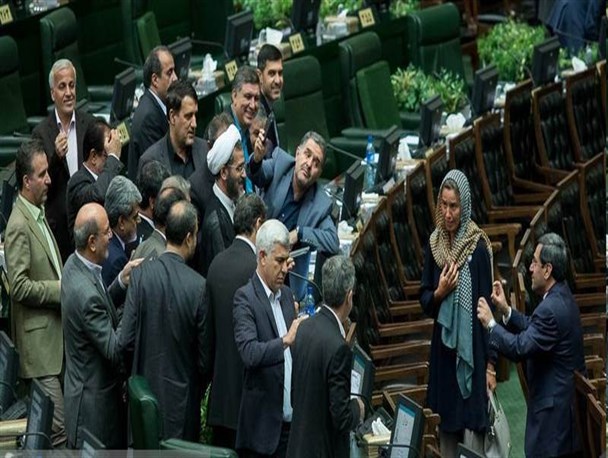 ضعف کشور در برجام و آموزش و پرورش سیاست زده ثمره نبود عزت نفس در نمایندگان مجلس/ دغدغه مردم سلفی گرفتن با موگرینی است؟