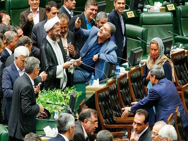 سلفیِِ حقارت؛ دست گلی که برخی وکلای ملت به آب دادند